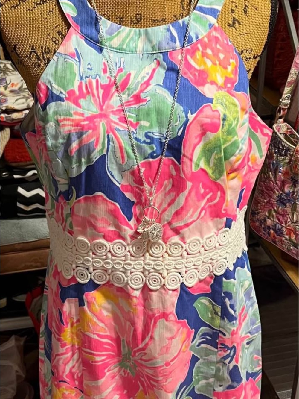 Lilly Pulitzer Pink Label with Blue Trim Detail - Picture 1 of 2